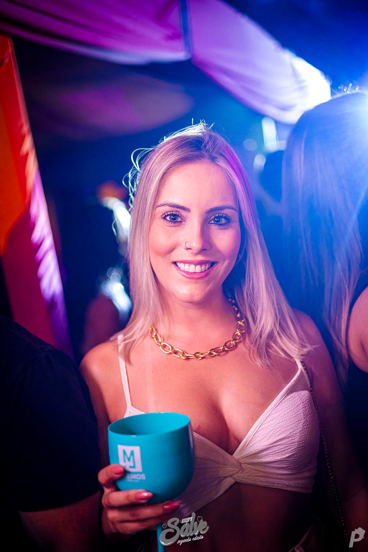 Participante do Salve Simpatia sorrindo com copo azul