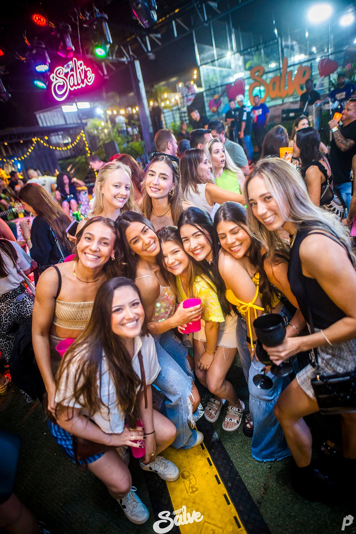 Grupo de amigas curtindo o Salve Simpatia