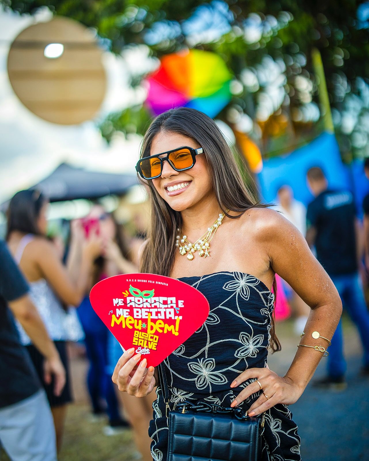 Participante com acessório temático do Salve Simpatia