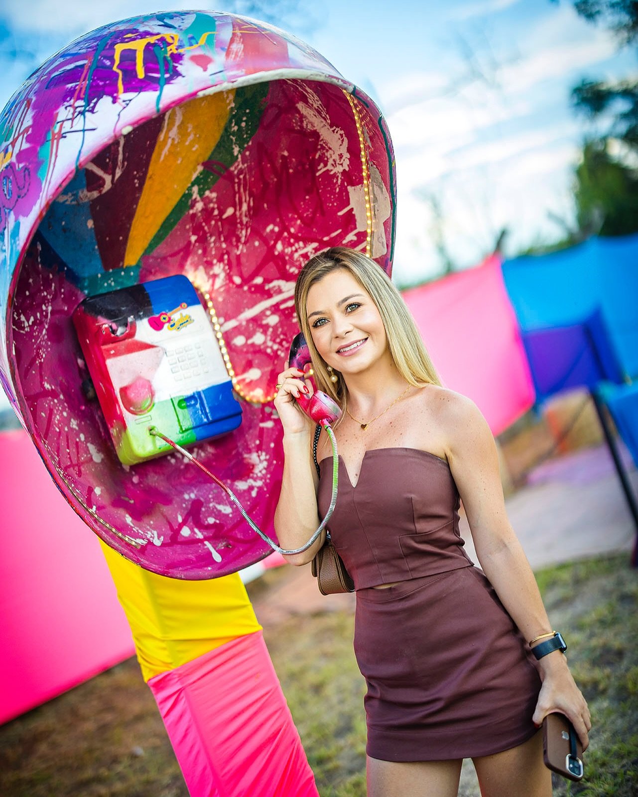 Participante usando o telefone cenográfico do Salve Simpatia